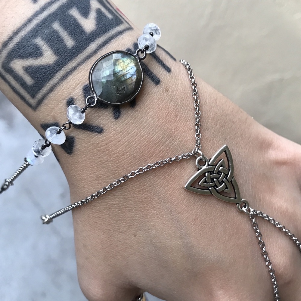 Moonstone & labradorite celtic knot hand bracelet - Picture 3 of 8